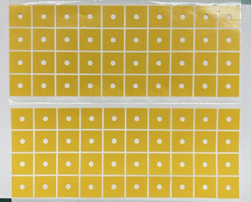 Gestanste vierkante PET-dubbelzijdige tape met centrale positioneringsgaten, acrylkleefstof met hoge kleefkracht, gele release-voering voor industriële montage en geautomatiseerde montage