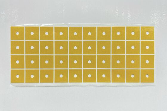 Gestanste vierkante PET-dubbelzijdige tape met centrale positioneringsgaten, acrylkleefstof met hoge kleefkracht, gele release-voering voor industriële montage en geautomatiseerde montage