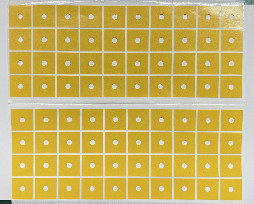 Gestanste vierkante PET-dubbelzijdige tape met centrale positioneringsgaten, acrylkleefstof met hoge kleefkracht, gele release-voering voor industriële montage en geautomatiseerde montage