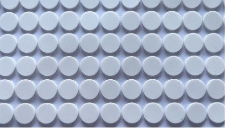 Het geurloze RubberdieStootkussen ROHS van het 75 graad Antislipsilicone voor Draadloze Lader wordt getest